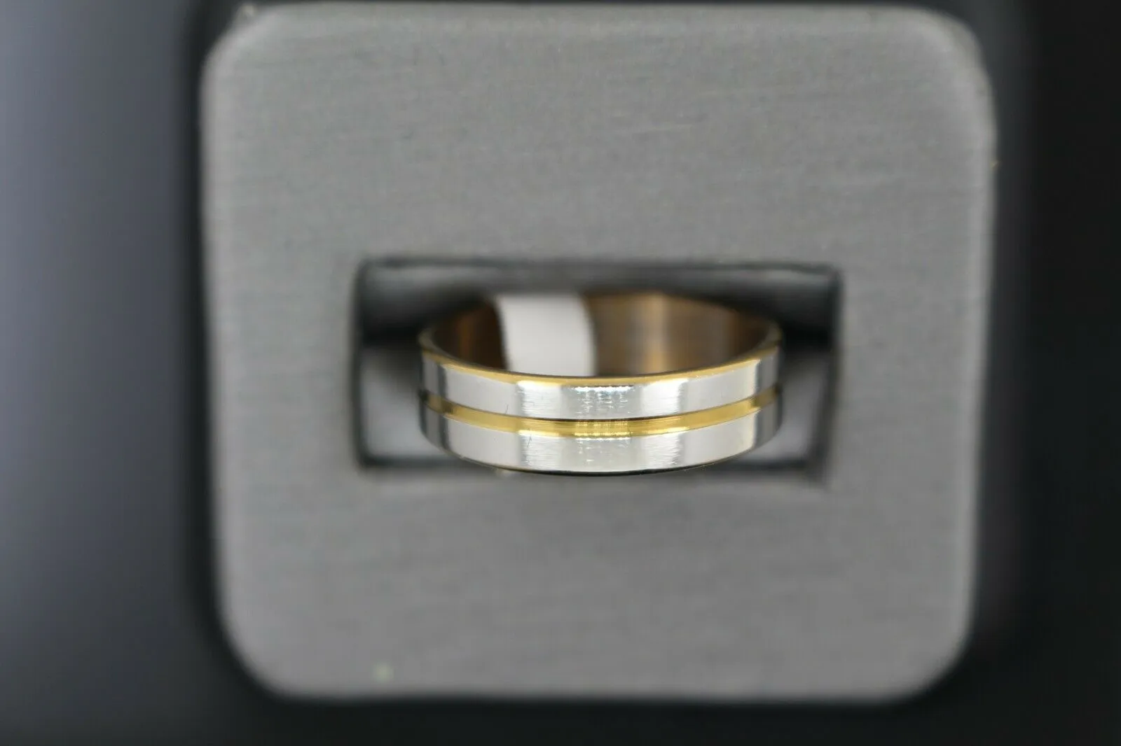 18k Gold Elegant Modern Shiny Band Ring for Women R9008m