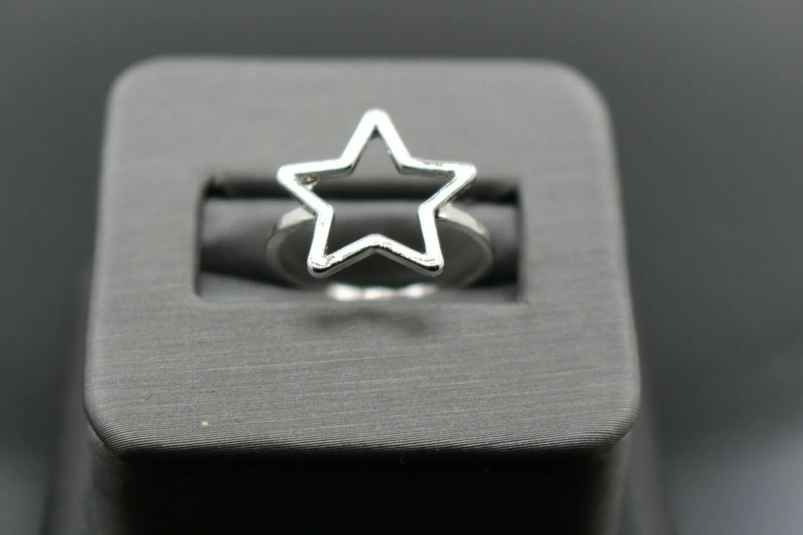 18k Gold Star Designed Modern Ladies Ring - Elegant Fancy R9148m