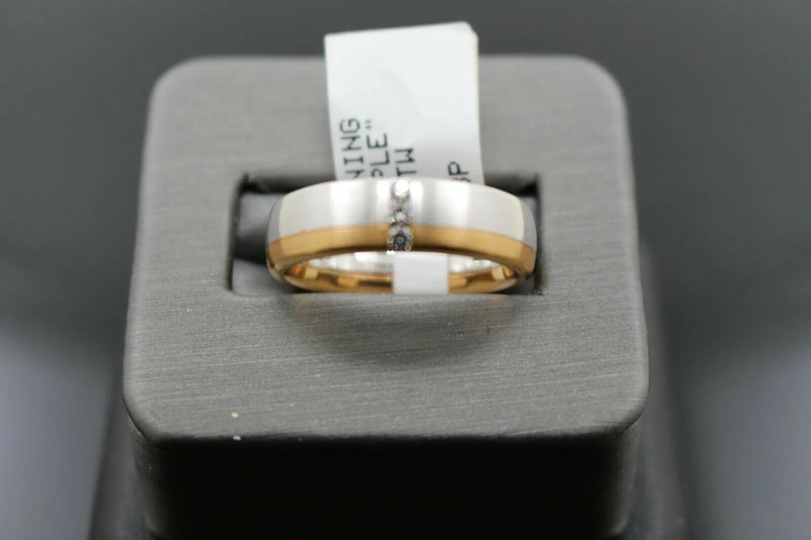 18k Solid Gold Elegant Ladies Modern Zirconia Shiny Finish Band Ring R9441m