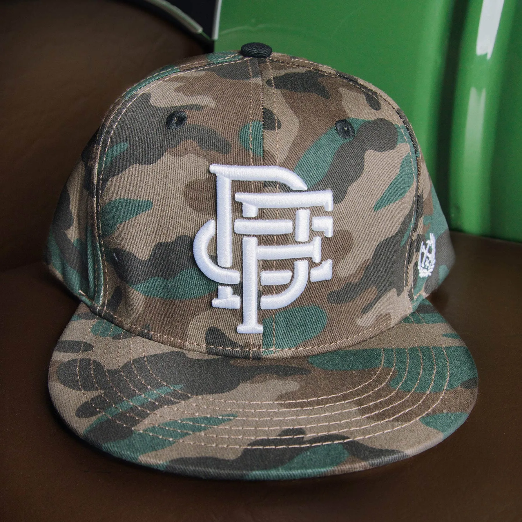 Badge Flat Bill Snapback - Camo