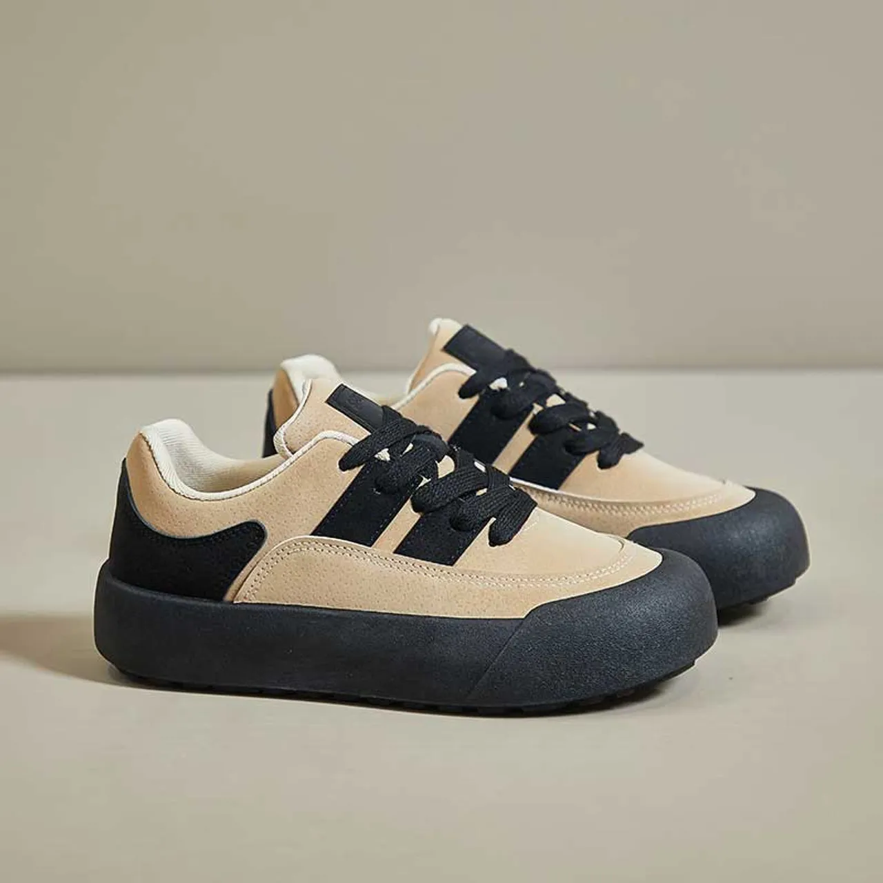 Khaki vintage casual sneaker-footer.