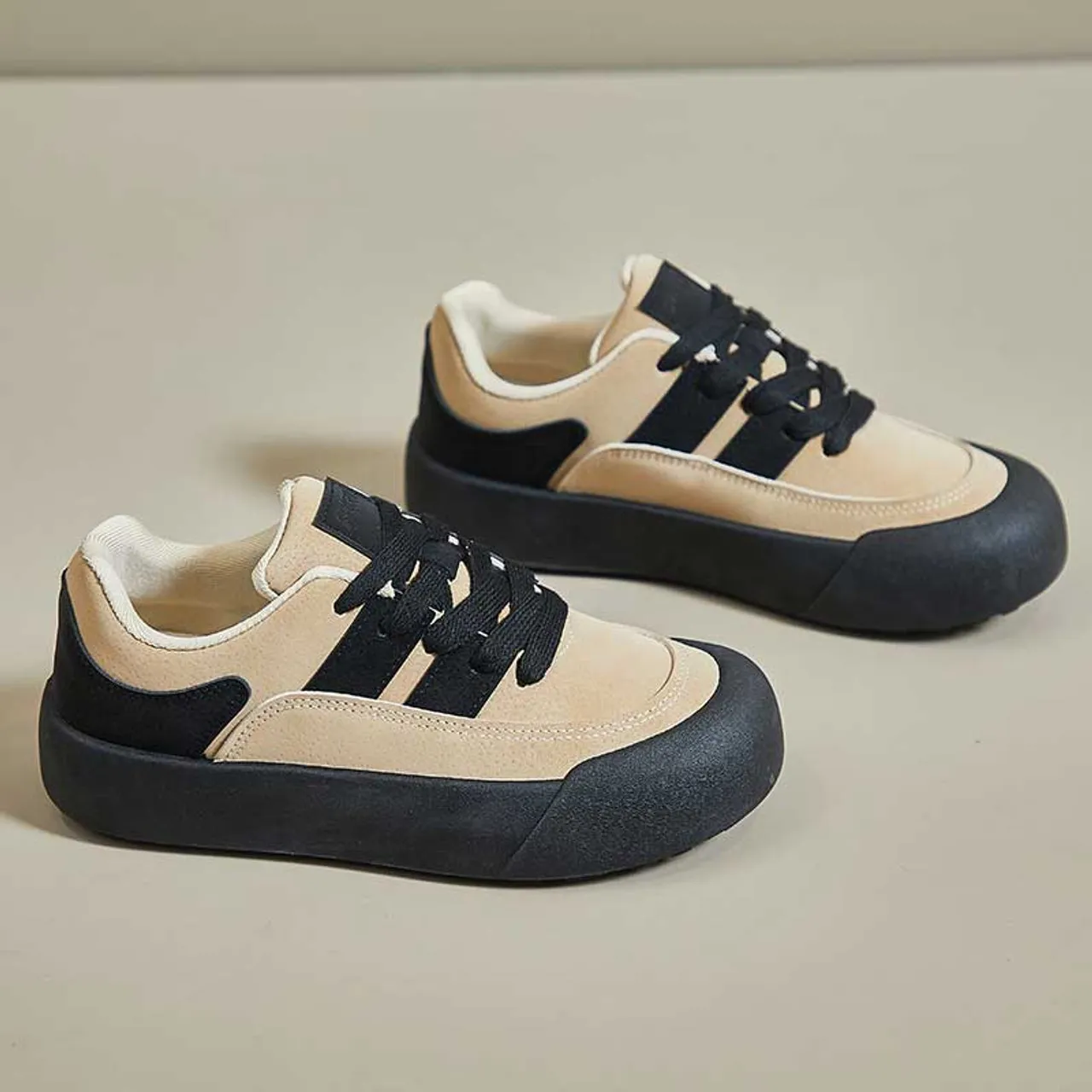 Khaki vintage casual sneaker-footer.