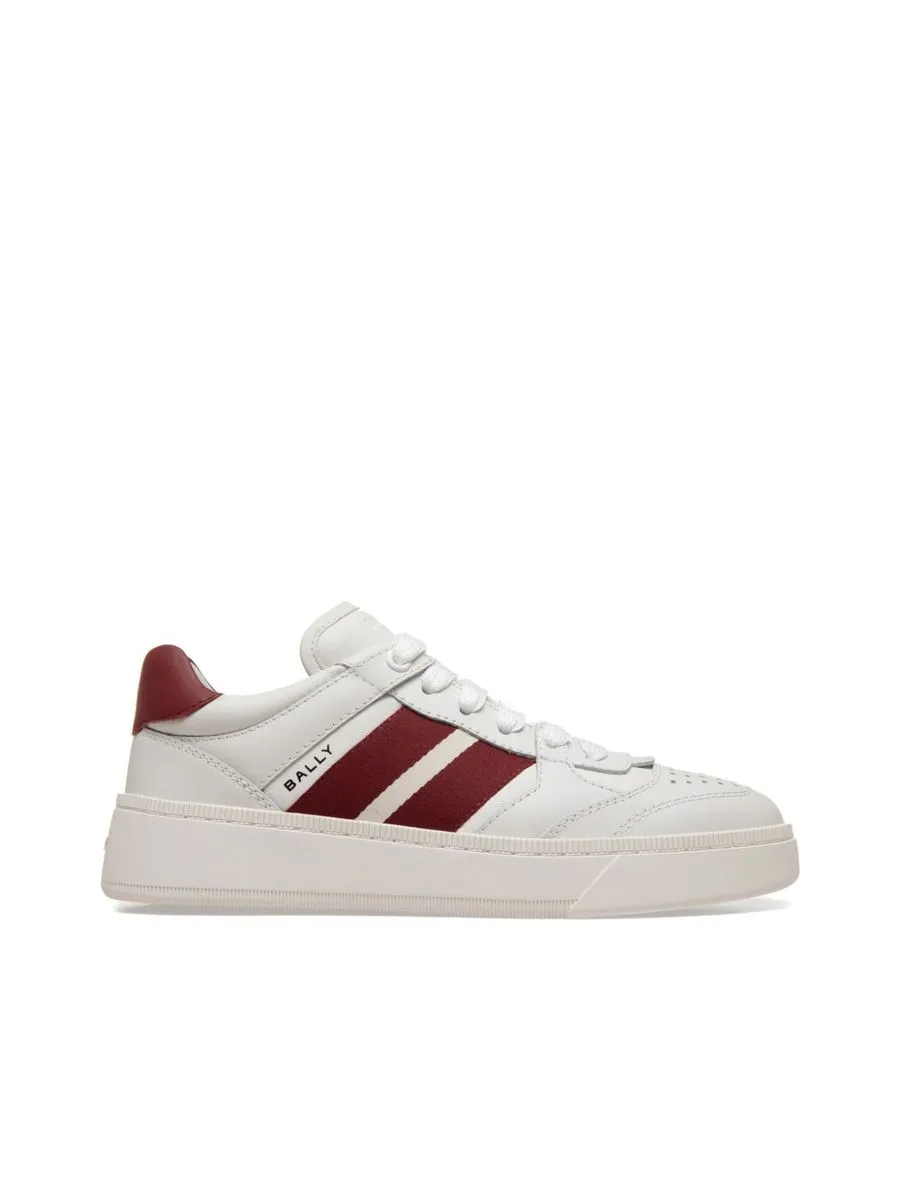 Sneakers With Stripe Detailing