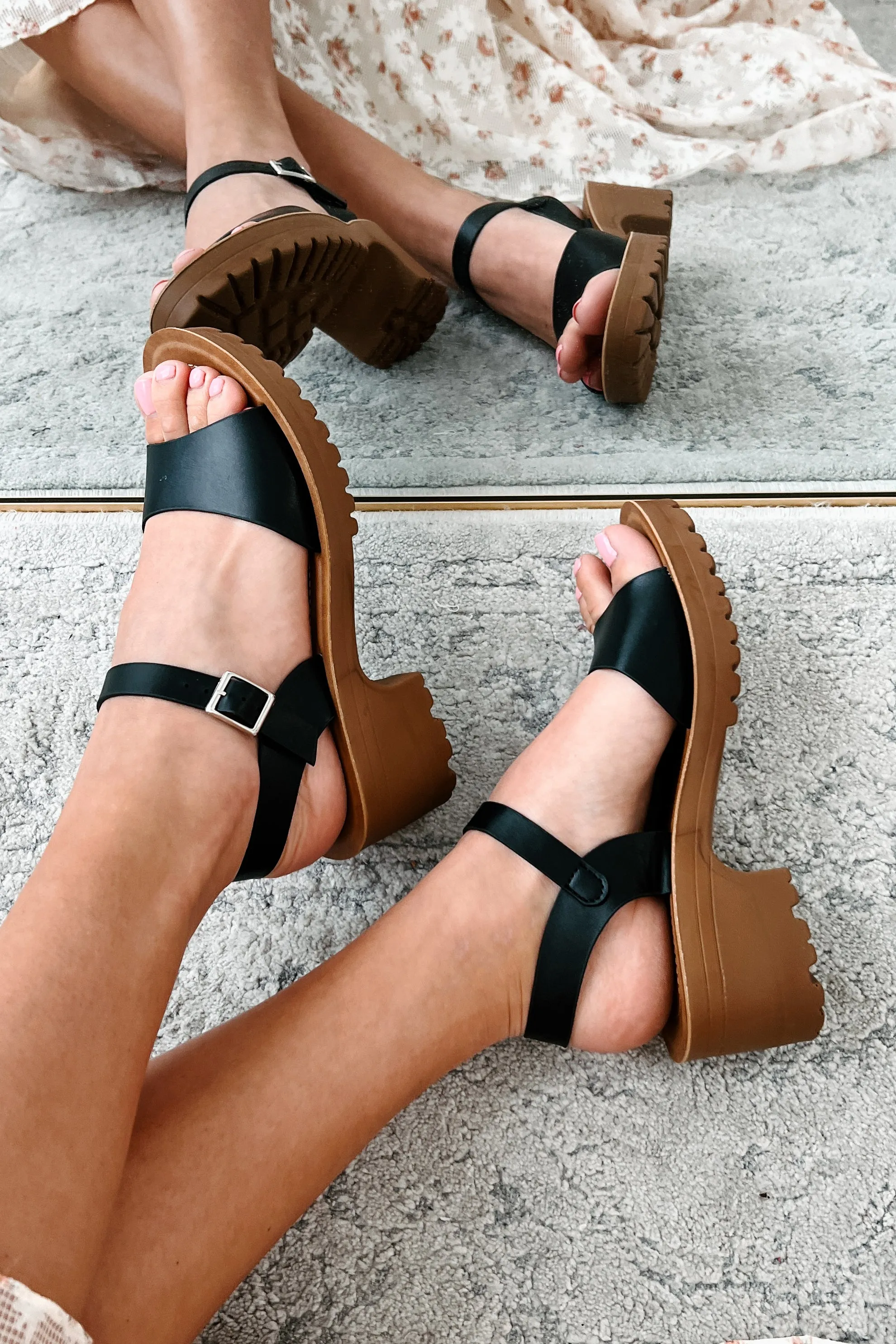 Walking On Air Open Toe Chunky Heel Sandals (Black)